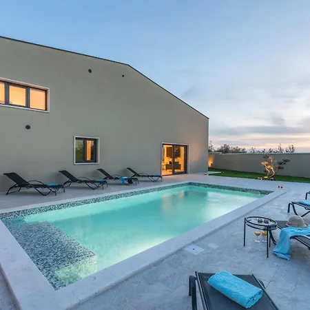 Vila Ulika With Pool, Sauna And Jacuzzi