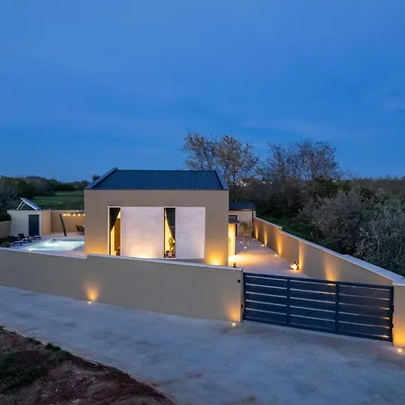 Ulika With Pool, Sauna And Jacuzzi Vila *
