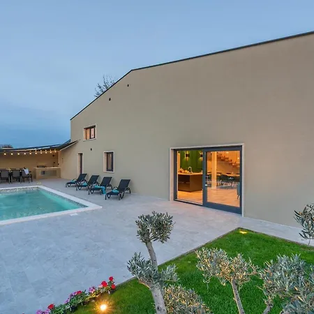 Vila Ulika With Pool, Sauna And Jacuzzi